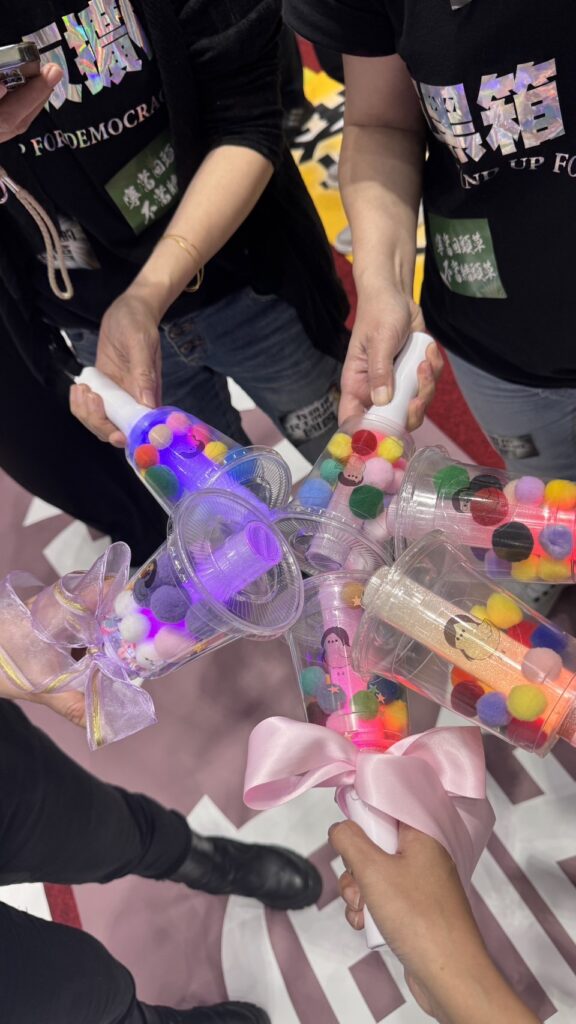 立院出現「珍奶」手燈 綠委如拿出魔法杖守護民主 立院出現「珍奶」手燈 綠委如拿出魔法杖守護民主