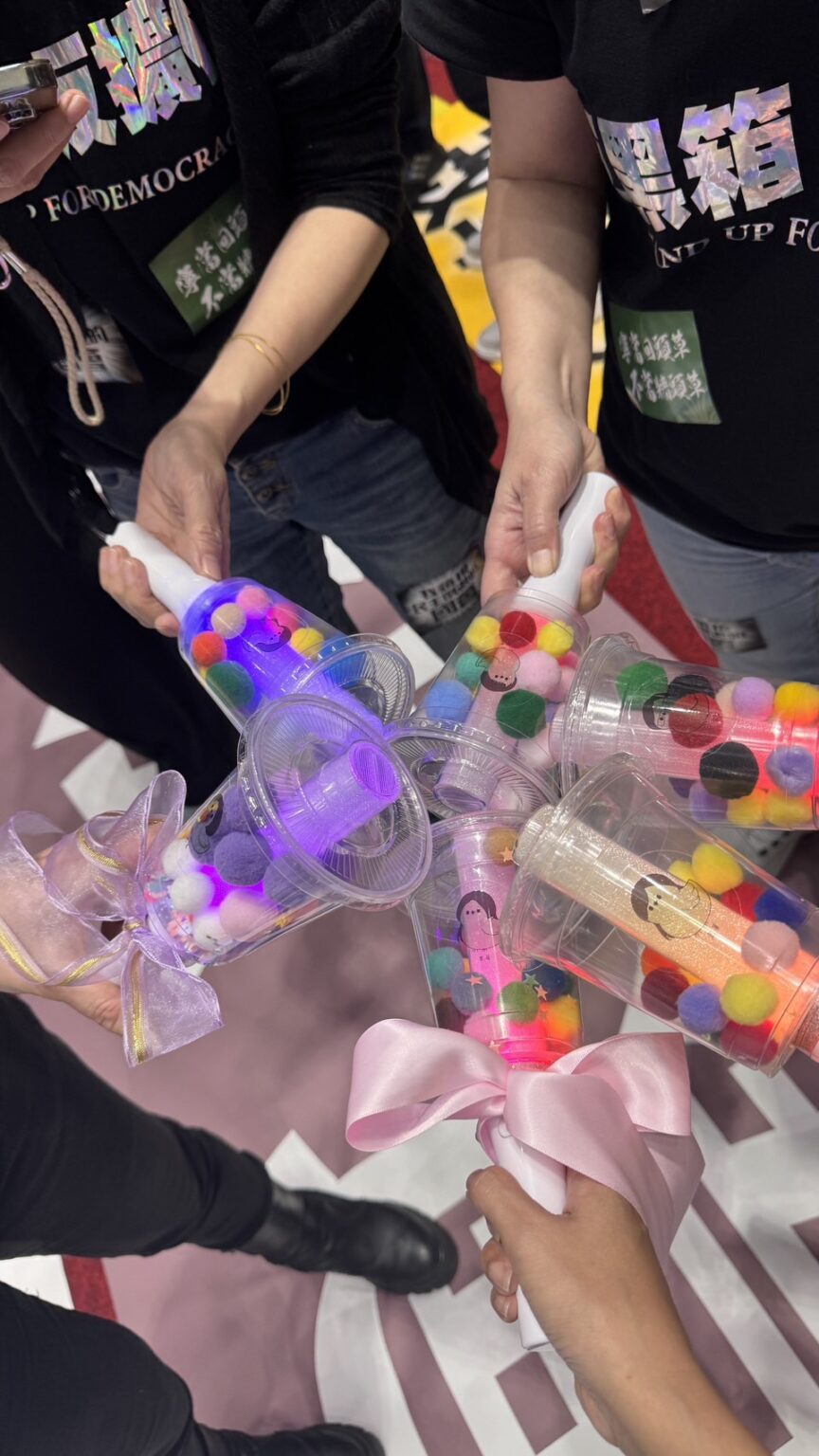 立院出現「珍奶」手燈   綠委如拿出魔法杖守護民主