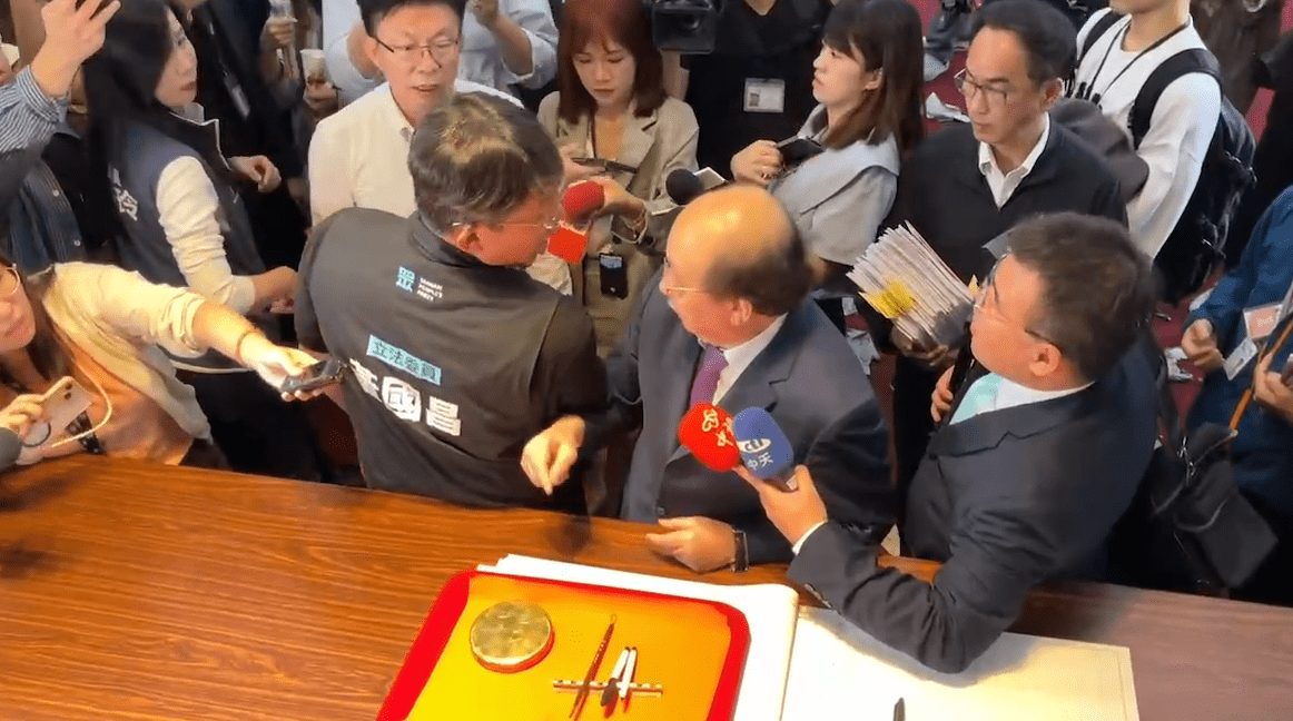 黃國昌咆哮再現怒吼民進黨插隊 柯建銘淡回「我現在排隊簽到」 黃國昌咆哮再現怒吼民進黨插隊 柯建銘淡回「我現在排隊簽到」