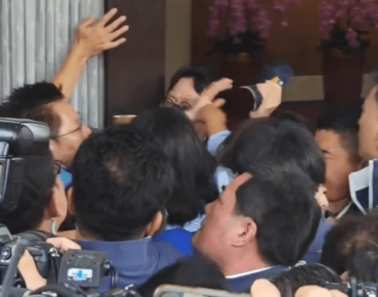 綠委王美惠遭控襲警 王否認反控「警察阻擋立委進議場」 綠委王美惠遭控襲警 王否認反控「警察阻擋立委進議場」