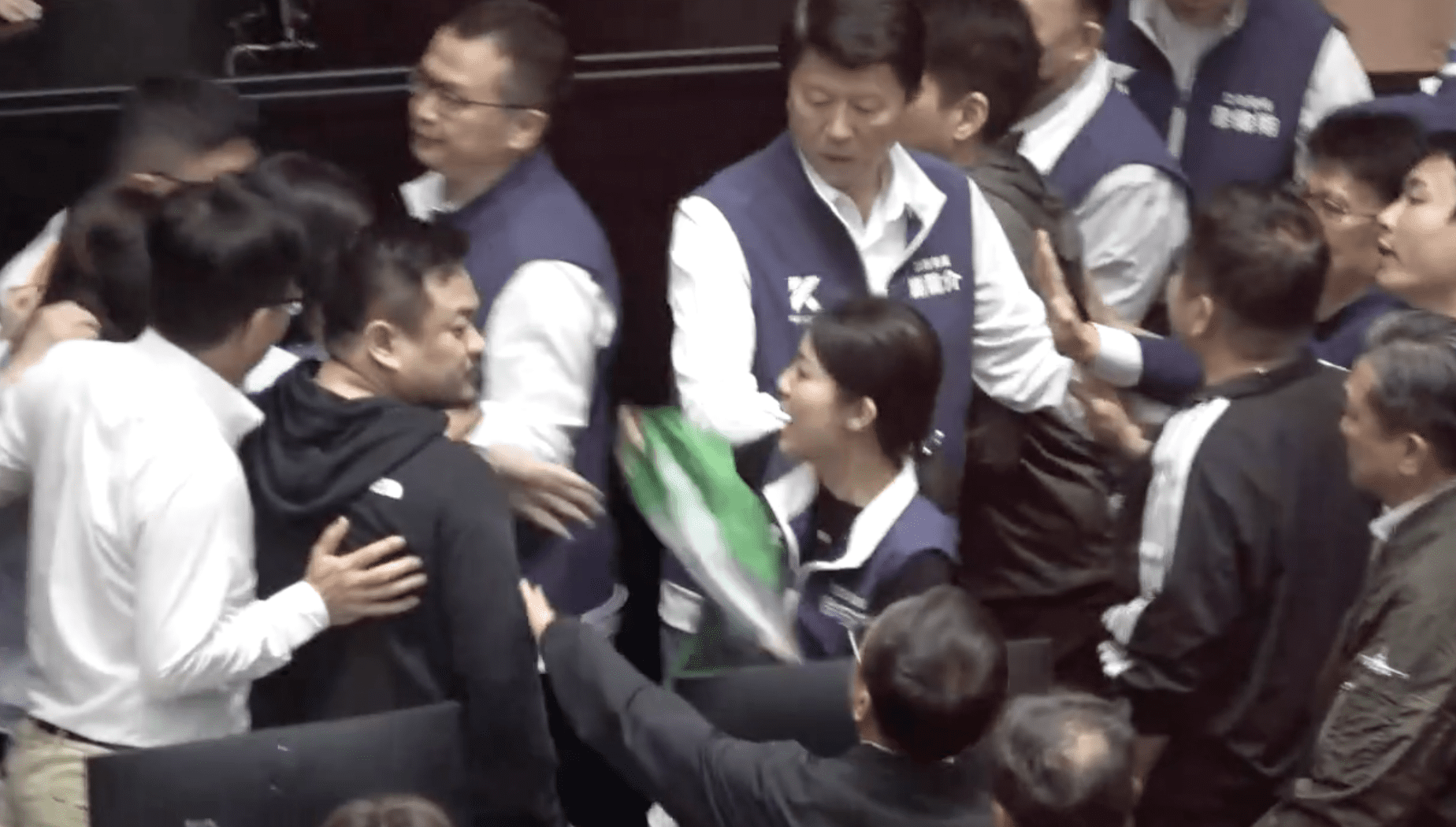 徐巧芯拿出民進黨旗捆住綠委 在面前使勁蹂躪、撕扯 徐巧芯拿出民進黨旗捆住綠委 在面前使勁蹂躪、撕扯