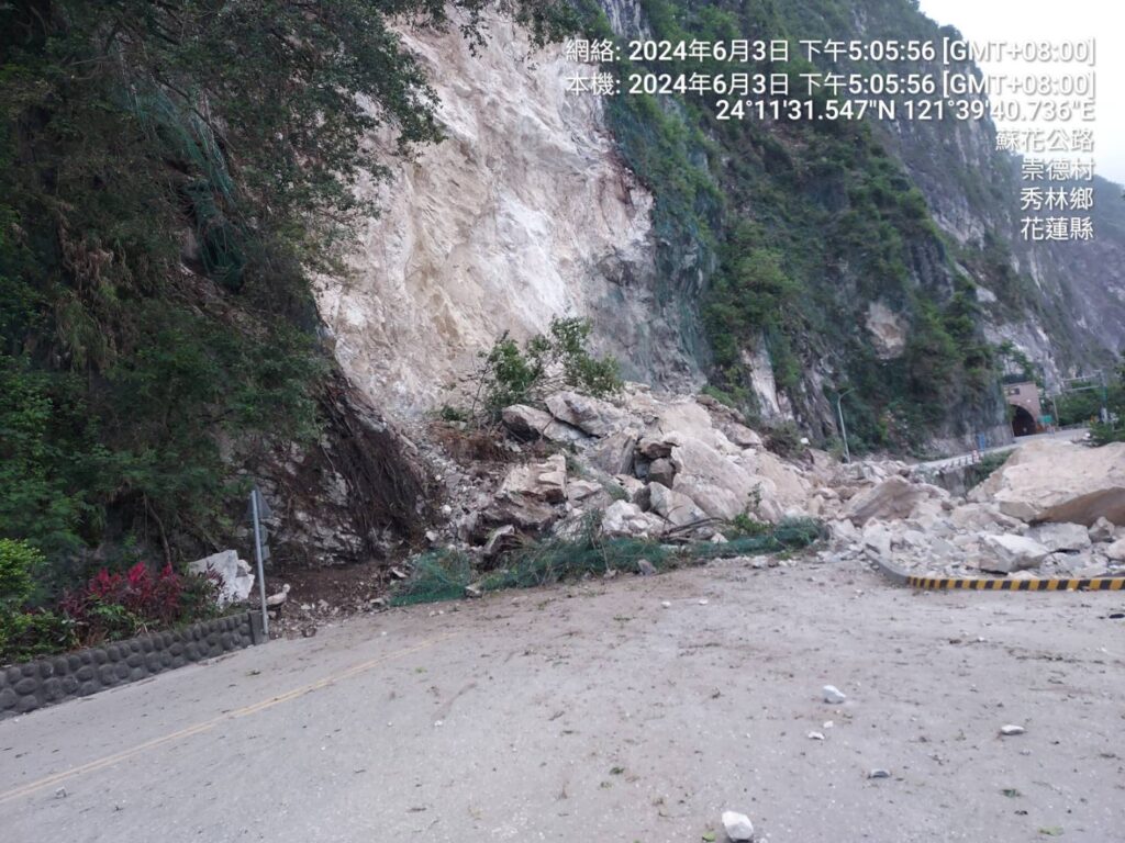 花蓮崇德隧道北端發生山壁坍方  南澳工務段拼今晚單向通車