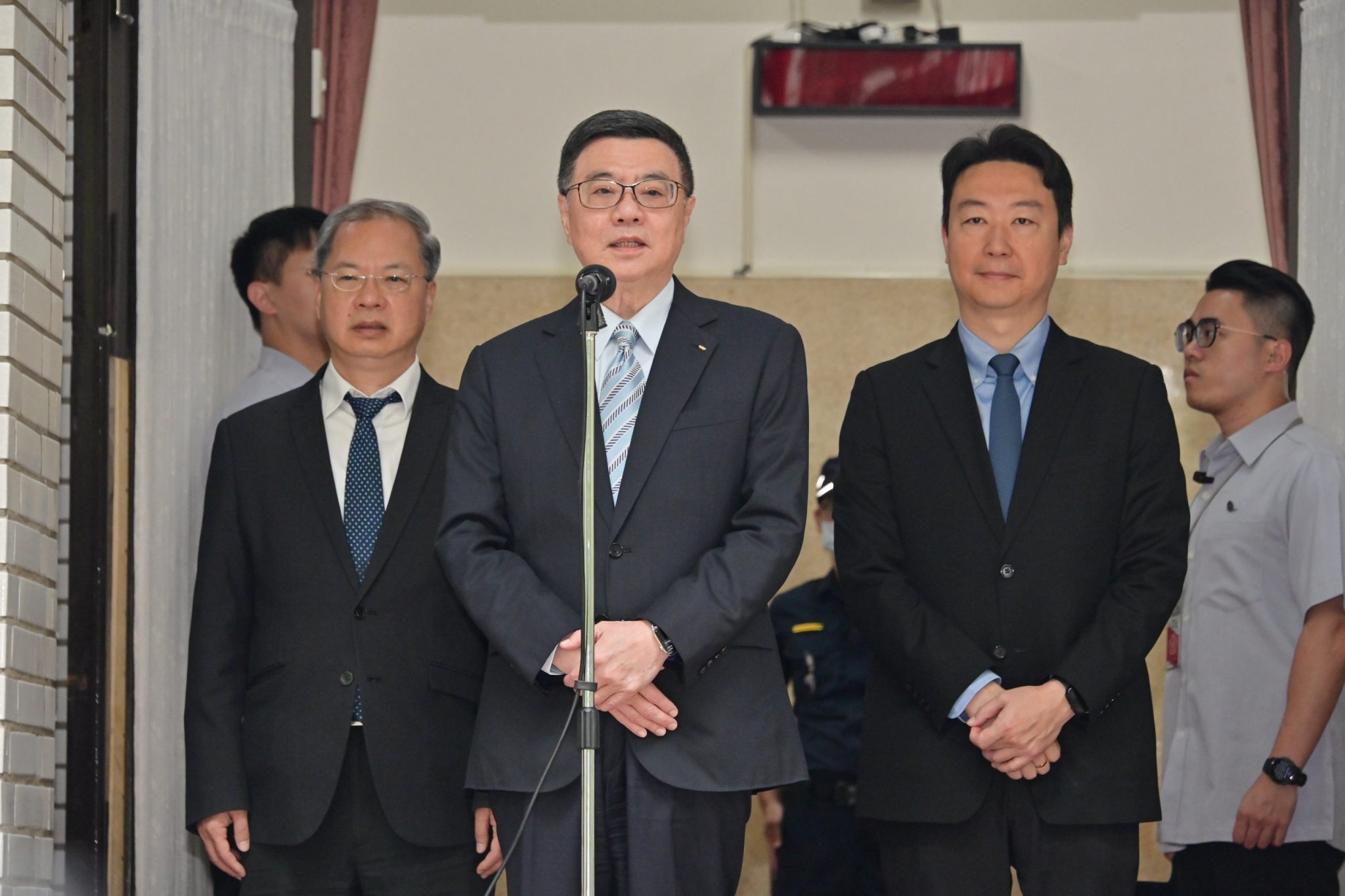 卓內閣遭酸「外星人內閣」 卓揆:近期會公佈新措施向國人報告 卓內閣遭酸「外星人內閣」 卓揆:近期會公佈新措施向國人報告