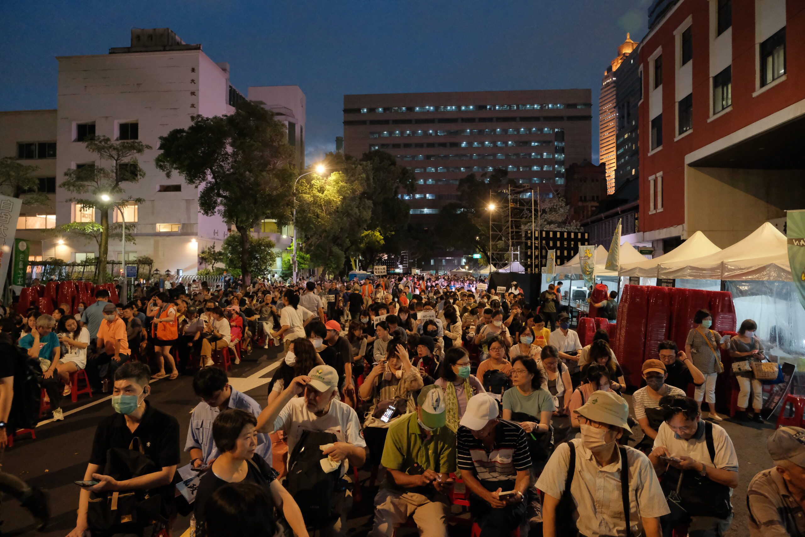 首日歷經滂沱大雨、豔陽高照考驗 主辦單位宣布:濟南路聚集5千人 首日歷經滂沱大雨、豔陽高照考驗 主辦單位宣布:濟南路聚集5千人