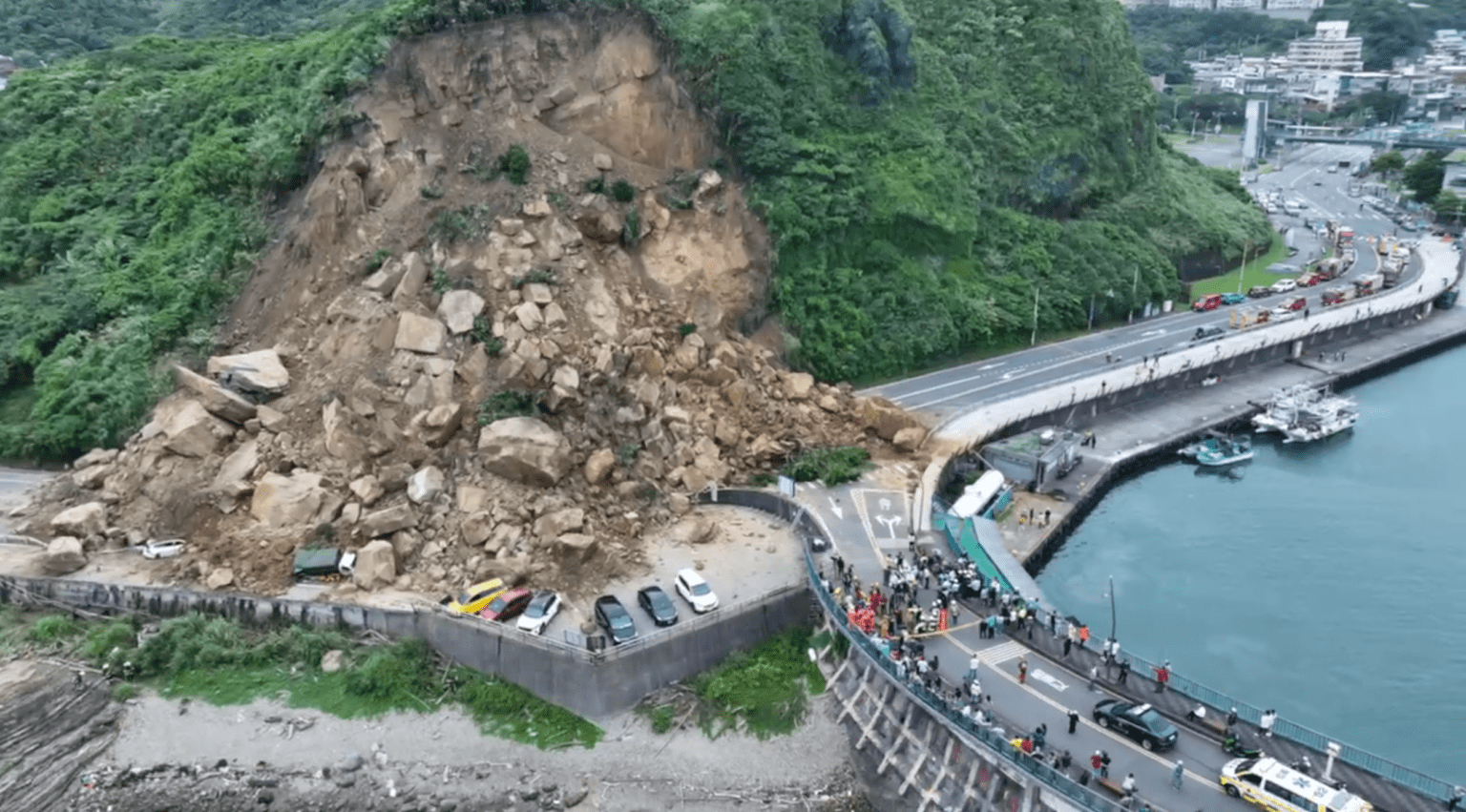 基隆潮境公園入口山崩   目前脫困人員意識清楚、該路段雙向封閉