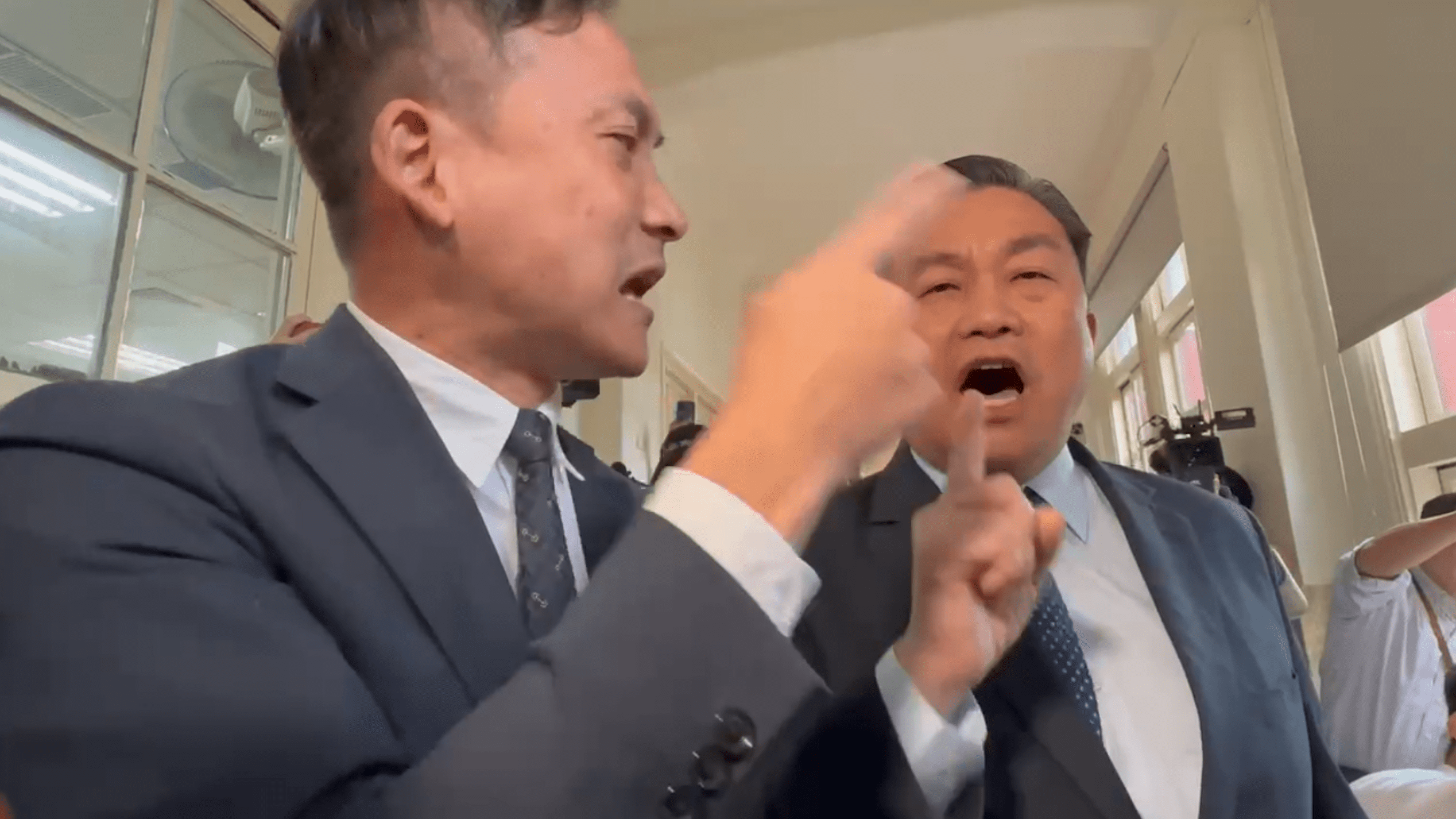 葉元之喊冤警察權要保護韓國瑜 王定宇嗆:怕被罷免、敢說不敢當 葉元之喊冤警察權要保護韓國瑜 王定宇嗆:怕被罷免、敢說不敢當