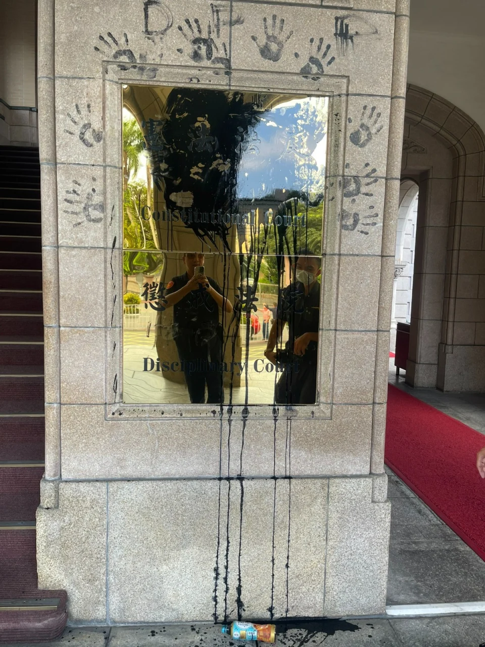 憲法法庭做暫停處分遭潑黑漆 潑漆犯遭逮身分曝 憲法法庭做暫停處分遭潑黑漆 潑漆犯遭逮身分曝