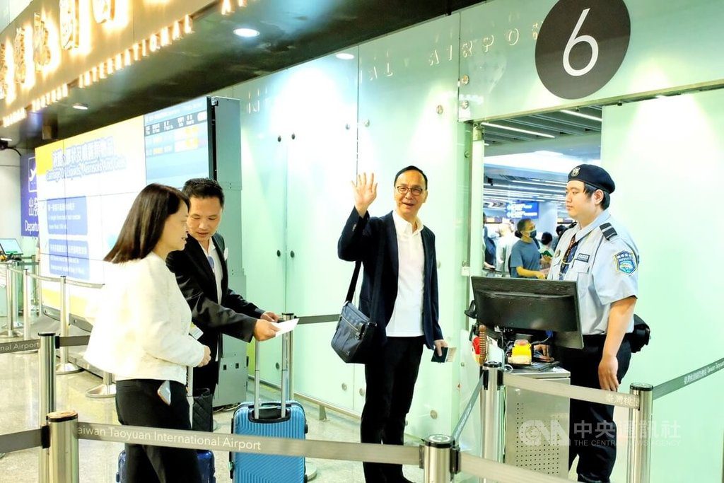 朱立倫抵桃機與民眾寒暄 將啟程赴美