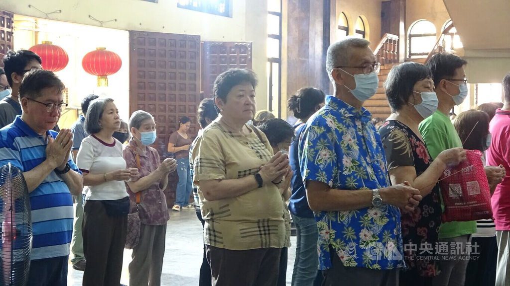 菲律賓華人中元普渡  馬尼拉佛寺誦經儀式祈福