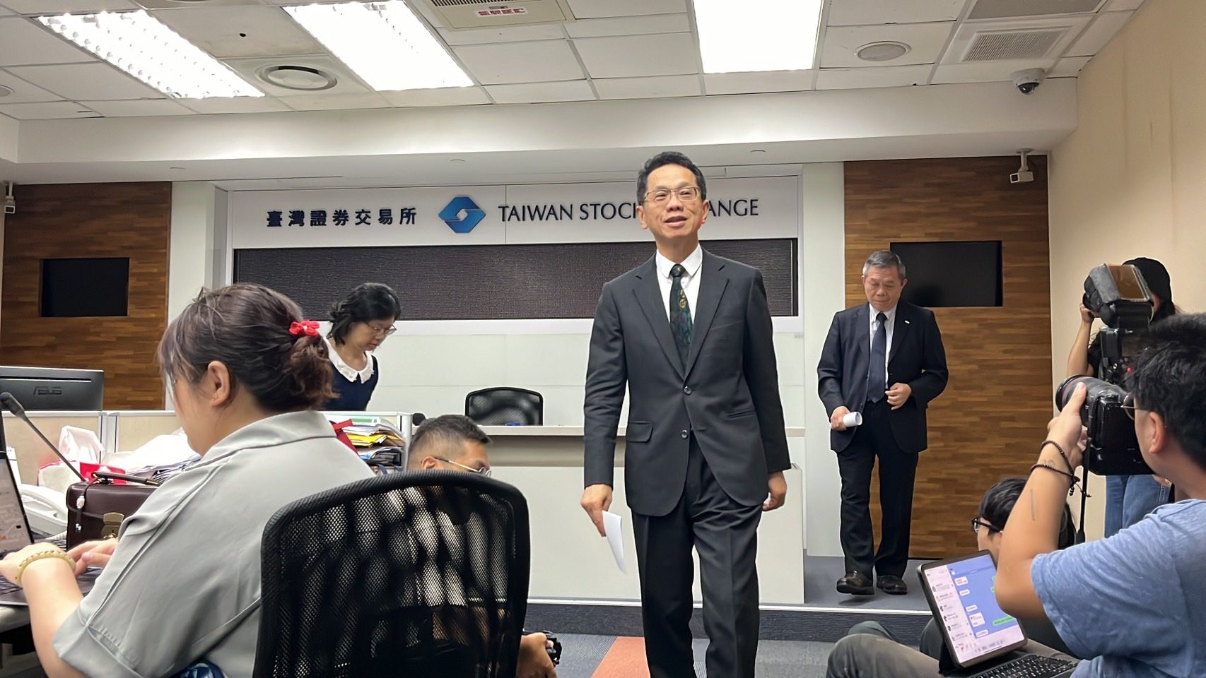 台股崩跌1807點、失守兩萬大關  證交所籲：回歸基本面理性評估