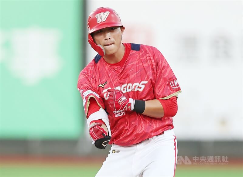 26歲外野手董秉軒因生涯規劃任意引退 龍隊給祝福 26歲外野手董秉軒因生涯規劃任意引退 龍隊給祝福