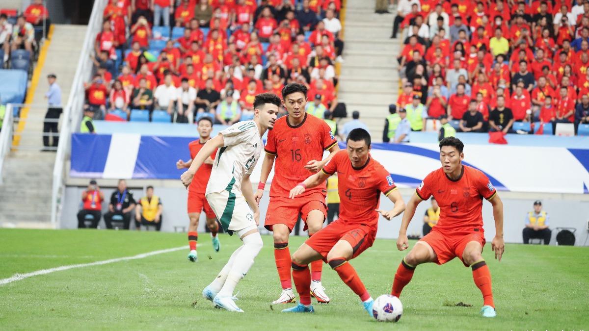中國男足1比2敗給沙烏地 多1人踢球還被逆轉