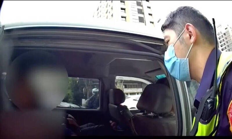 廂型車後座塞滿人遭攔查 中市警驚見5泰籍逃逸移工 廂型車後座塞滿人遭攔查 中市警驚見5泰籍逃逸移工