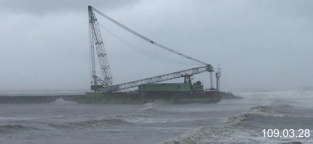 中油東坪8號擱淺提因應對策 環委批未談藻礁衝擊 中油東坪8號擱淺提因應對策 環委批未談藻礁衝擊