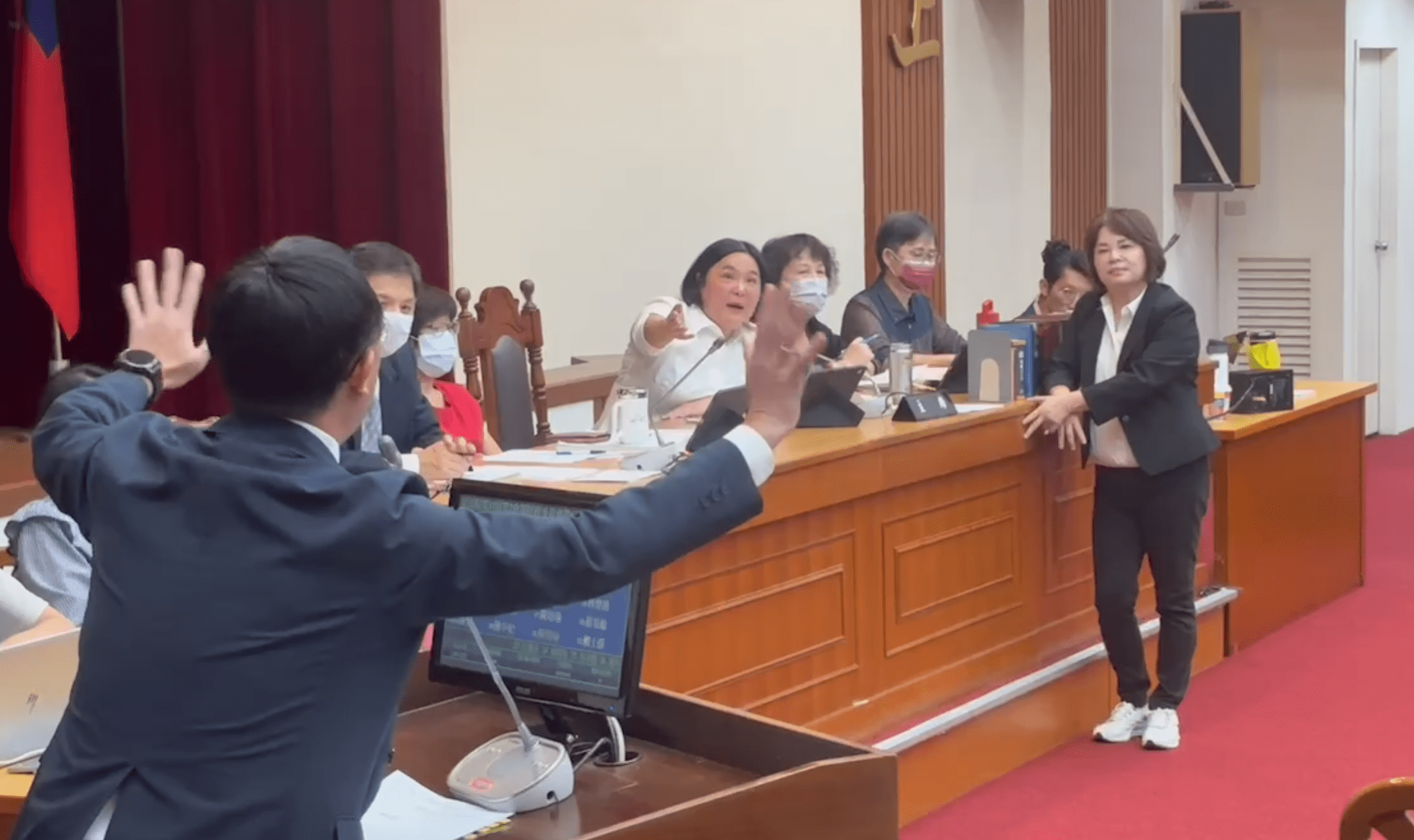 藍委陳玉珍限制每人發言一分鐘 綠營不滿雙方對峙 藍委陳玉珍限制每人發言一分鐘 綠營不滿雙方對峙