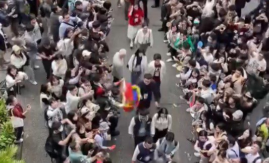 陸生訪問團抵台大時 遭揮舞藏獨雪山獅子旗示威 陸生訪問團抵台大時 遭揮舞藏獨雪山獅子旗示威