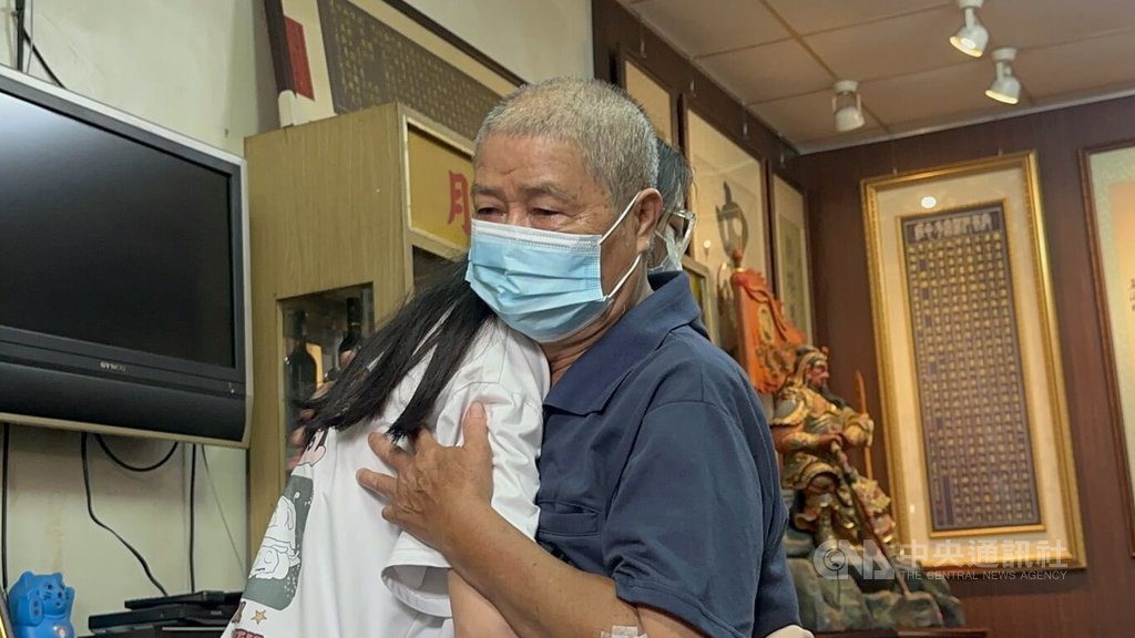 台中女大生誤信網路徵才受困柬埔寨87天返台 淚擁阿公致歉 台中女大生誤信網路徵才受困柬埔寨87天返台 淚擁阿公致歉