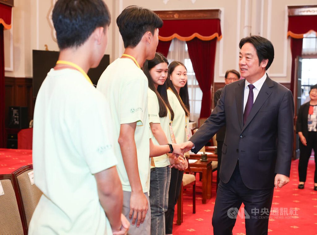 為青年海外志工授旗 總統:讓世界看見台灣 為青年海外志工授旗 總統:讓世界看見台灣