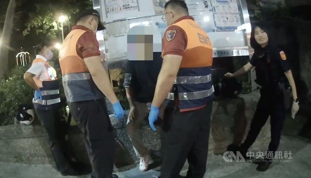 北市男爬入舊衣回收箱受困 自稱恐慌症發作送醫 北市男爬入舊衣回收箱受困 自稱恐慌症發作送醫