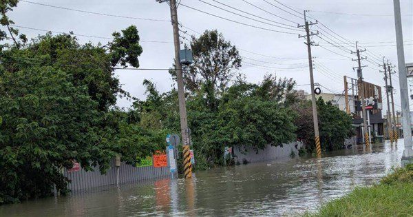 雲嘉南豪雨狂炸 台電投入近800人巡視搶修復電 雲嘉南豪雨狂炸 台電投入近800人巡視搶修復電