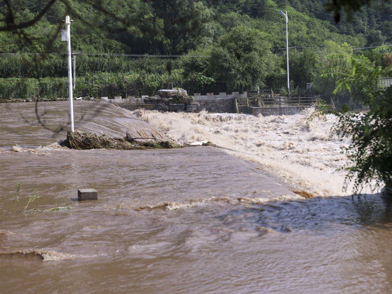 習李先提洪災重大人員傷亡 北京才公布30人死亡引議 習李先提洪災重大人員傷亡 北京才公布30人死亡引議