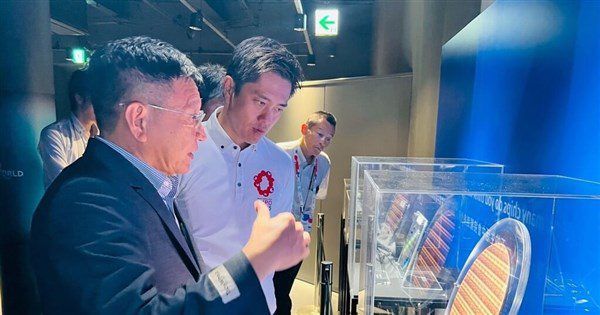 大阪府知事參觀世博TECH WORLD館 大讚「太棒了」 大阪府知事參觀世博TECH WORLD館 大讚「太棒了」