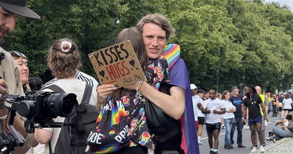 柏林驕傲遊行 民眾送愛的抱抱、台灣隊揮旗相挺 柏林驕傲遊行 民眾送愛的抱抱、台灣隊揮旗相挺