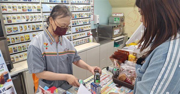 阿公阿嬤也能擠霜淇淋 拆解超商開發銀髮戰力3心法 阿公阿嬤也能擠霜淇淋 拆解超商開發銀髮戰力3心法