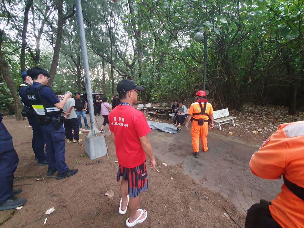 少年苗栗竹南沙灘戲水遭浪捲走 海面上尋獲遺體 少年苗栗竹南沙灘戲水遭浪捲走 海面上尋獲遺體