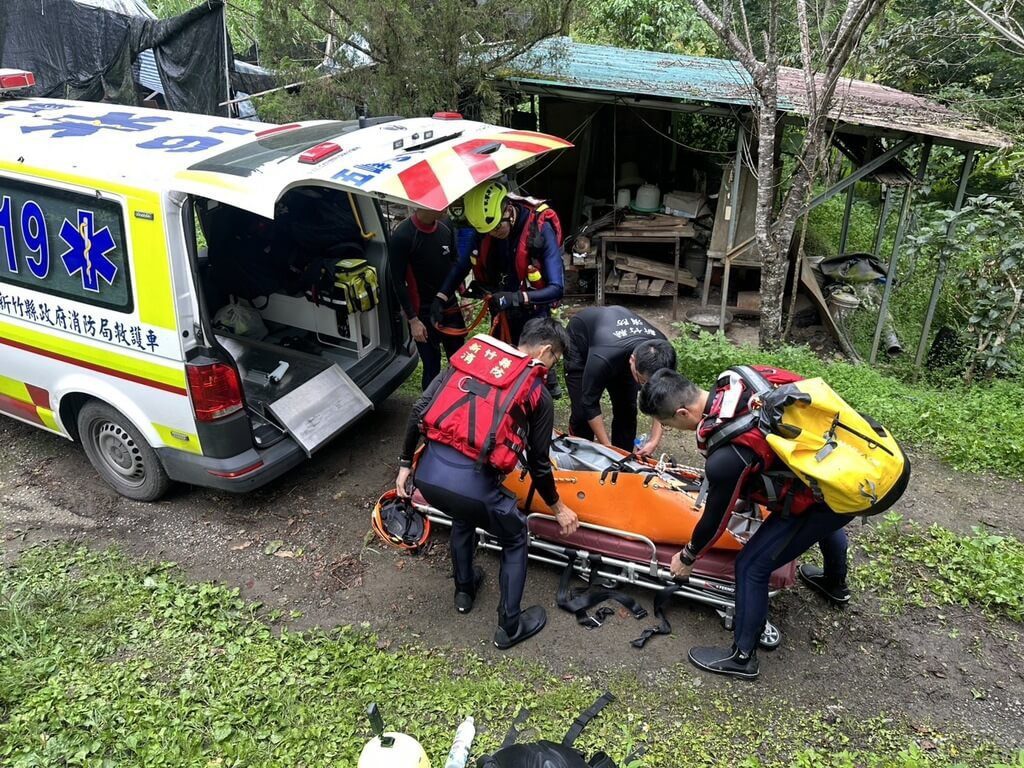 新竹縣五峰雙龍瀑布溯溪意外 1男子溺水身亡 新竹縣五峰雙龍瀑布溯溪意外 1男子溺水身亡
