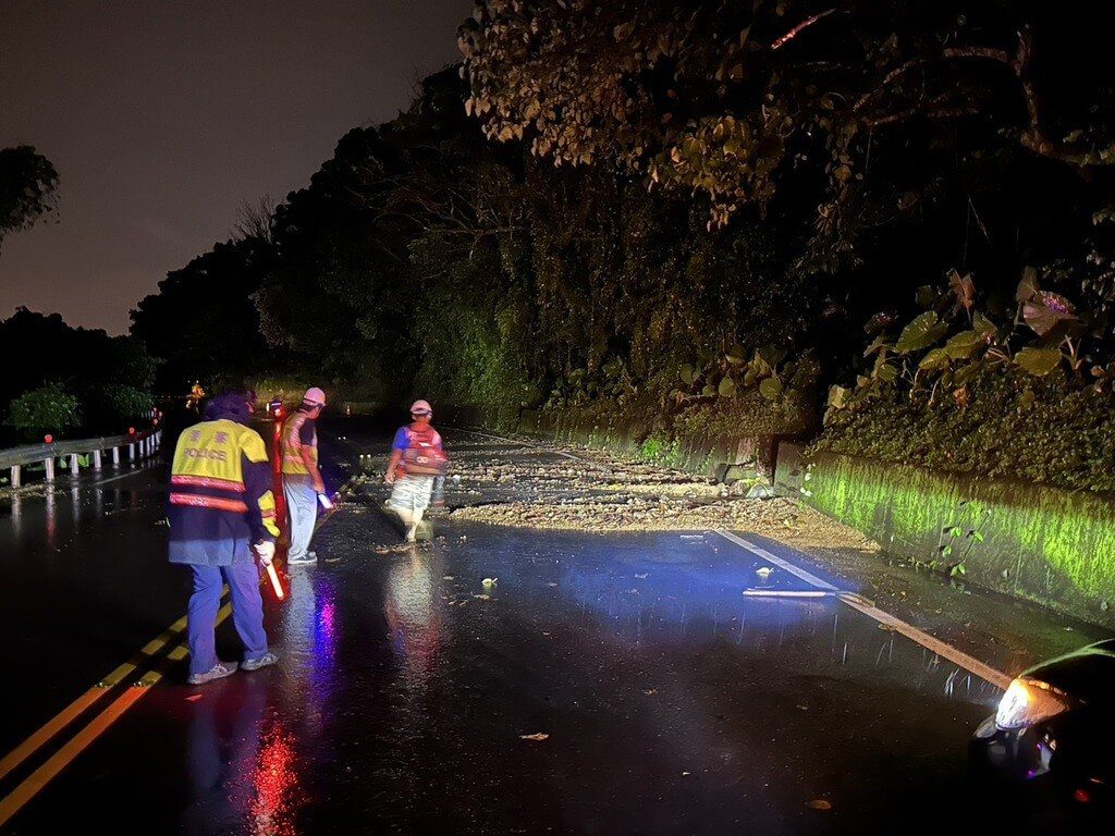 宜蘭頭城大雨 涵洞淹水北宜公路土石崩落 宜蘭頭城大雨 涵洞淹水北宜公路土石崩落