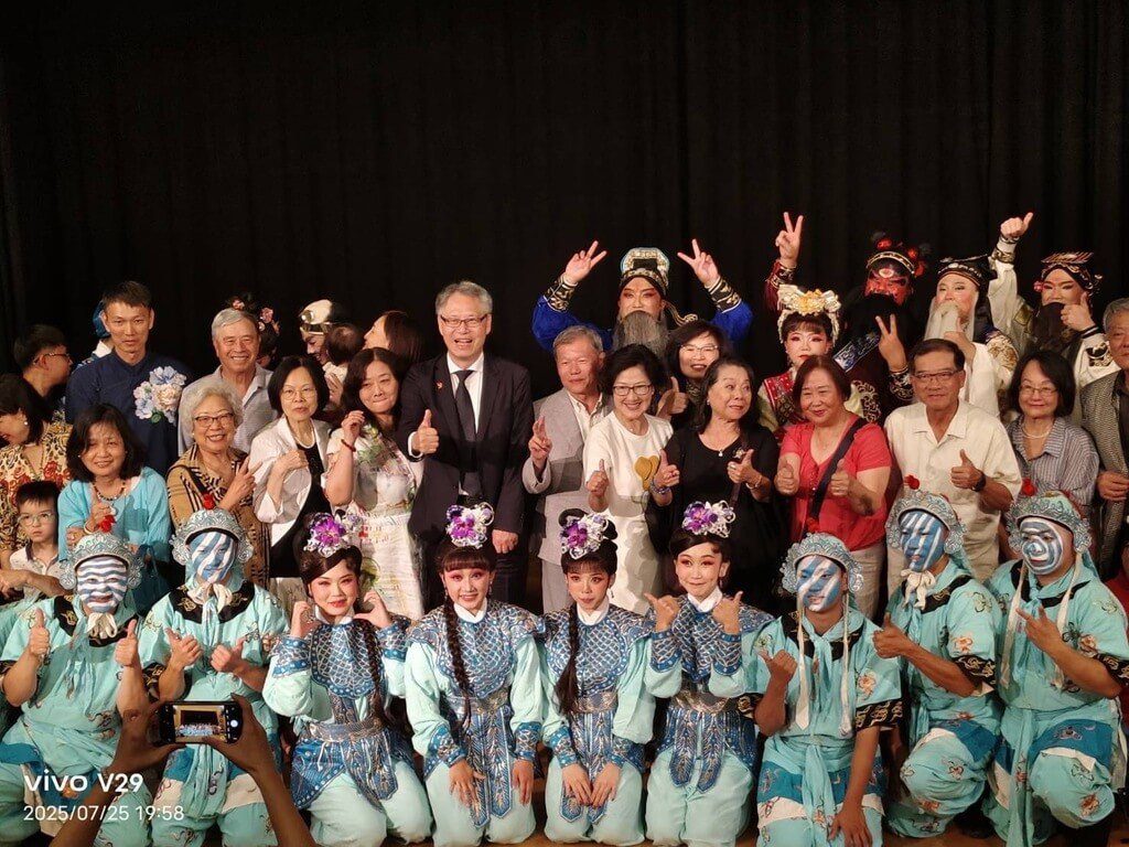 榮興客家採茶劇團登維也納 演員隨劇情奉茶觀眾驚喜 榮興客家採茶劇團登維也納 演員隨劇情奉茶觀眾驚喜