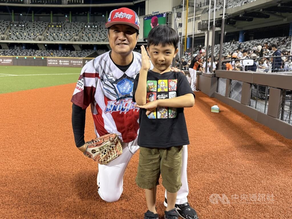 潘武雄兒子潘緯宸替獅開球 被問是否想打球比OK 潘武雄兒子潘緯宸替獅開球 被問是否想打球比OK