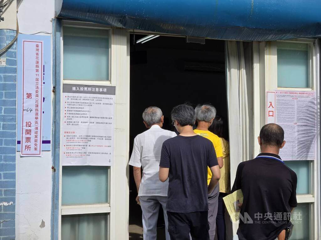立委罷免投票開始 花蓮各投票所陸續現人潮 立委罷免投票開始 花蓮各投票所陸續現人潮