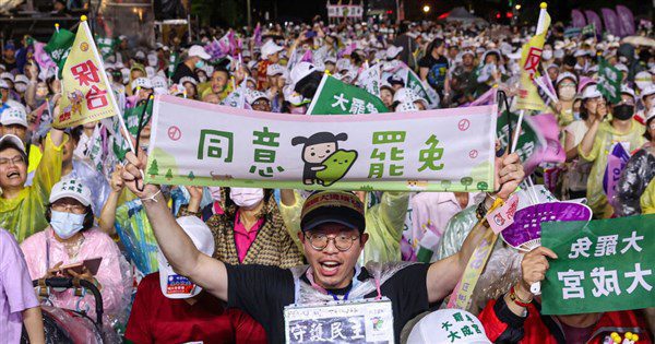 罷團立院外民主守夜 籲民眾726投同意罷免票 罷團立院外民主守夜 籲民眾726投同意罷免票