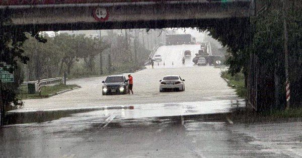 嘉縣宣布停班課嫌慢 翁章梁:一直掌握狀況盼諒解 嘉縣宣布停班課嫌慢 翁章梁:一直掌握狀況盼諒解