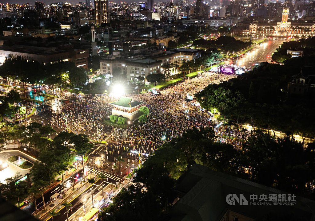 罷團集結凱道催票 曹興誠:罷免是愛台與賣台對決 罷團集結凱道催票 曹興誠:罷免是愛台與賣台對決