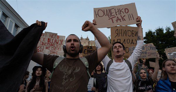 澤倫斯基讓步修反貪法案 抗議未歇基輔逾千人上街 澤倫斯基讓步修反貪法案 抗議未歇基輔逾千人上街