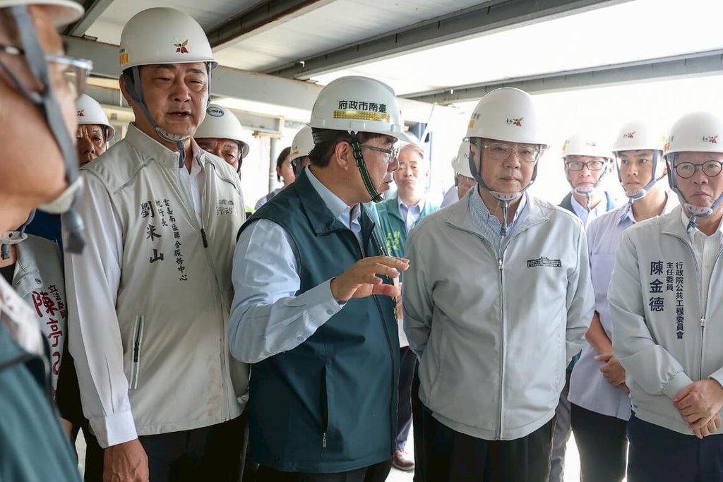 卓榮泰視察台南風災後復原 盼最短時間修復民宅 卓榮泰視察台南風災後復原 盼最短時間修復民宅