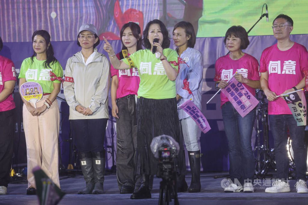 曹興誠訴求罷免為天理公道 吳思瑤喊民主惡夢明終結 曹興誠訴求罷免為天理公道 吳思瑤喊民主惡夢明終結