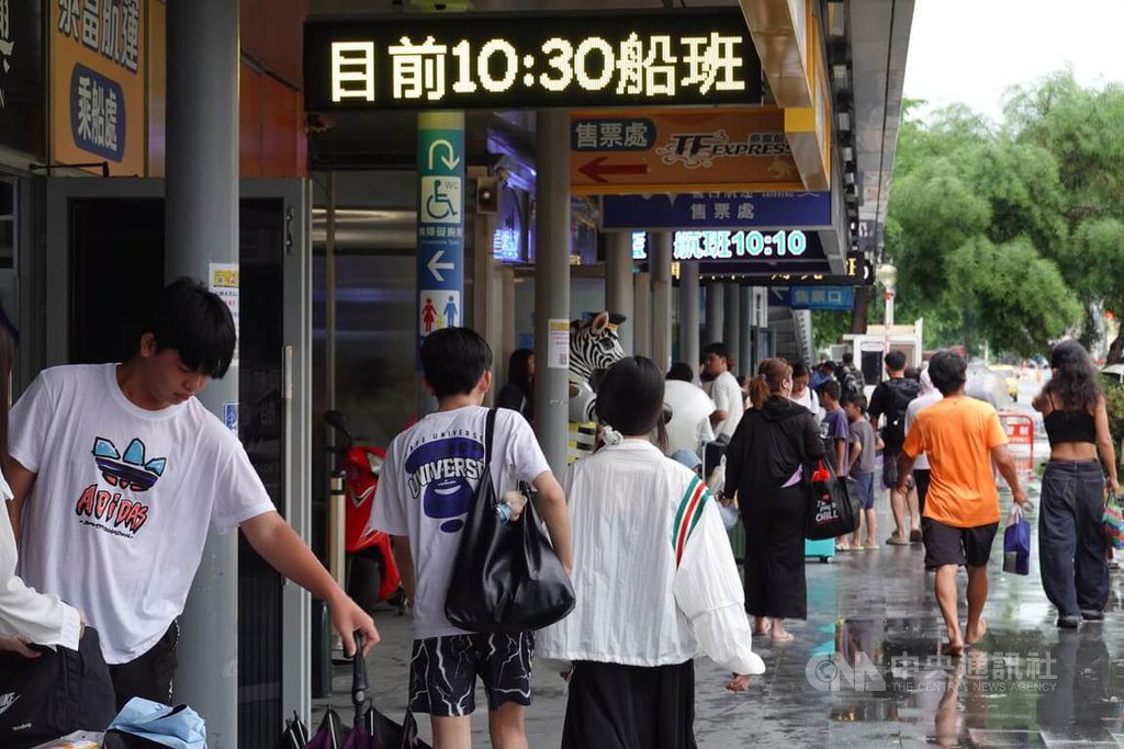 往返小琉球航班29日起陸續停航 部分旅客急改行程 往返小琉球航班29日起陸續停航 部分旅客急改行程