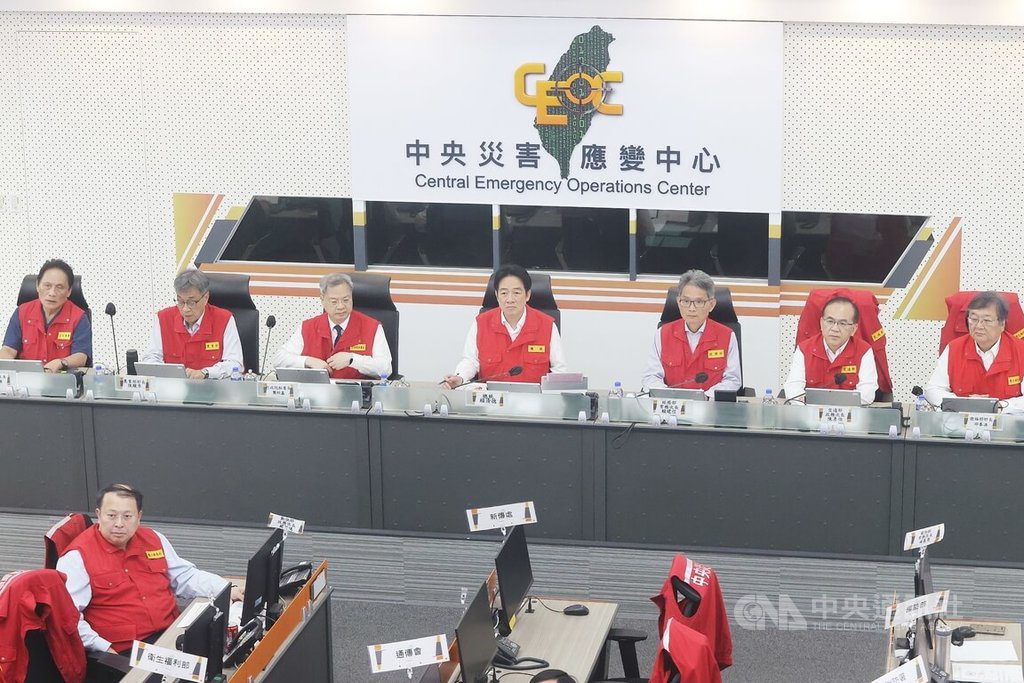 賴總統視察中央災害應變中心 連線4縣市長關心災情 賴總統視察中央災害應變中心 連線4縣市長關心災情