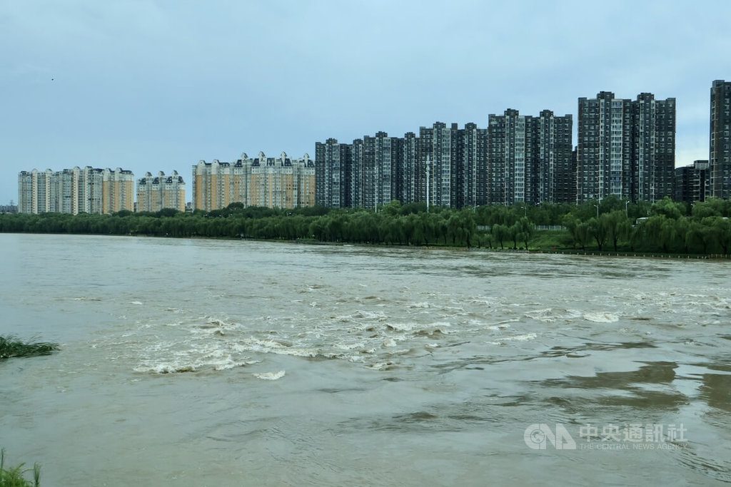 北京連日暴雨 密雲水庫洩洪潮白河水位暴漲 北京連日暴雨 密雲水庫洩洪潮白河水位暴漲
