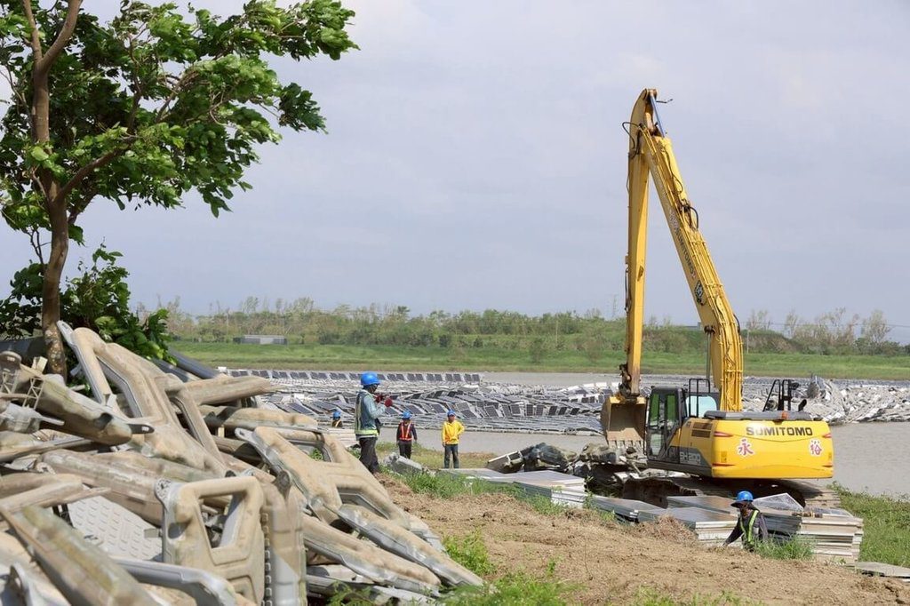 卓榮泰視察嘉義災損 要求訂定毀損光電板清除期限 卓榮泰視察嘉義災損 要求訂定毀損光電板清除期限