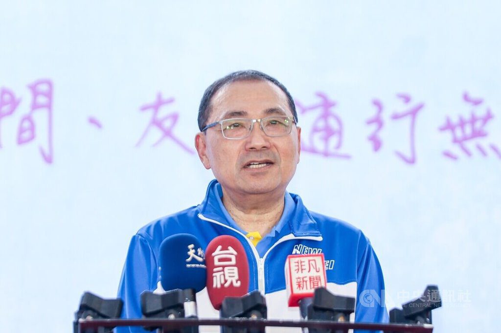 罷免投票前夕冒雨拉票 新北藍綠站街頭拚車掃 罷免投票前夕冒雨拉票 新北藍綠站街頭拚車掃