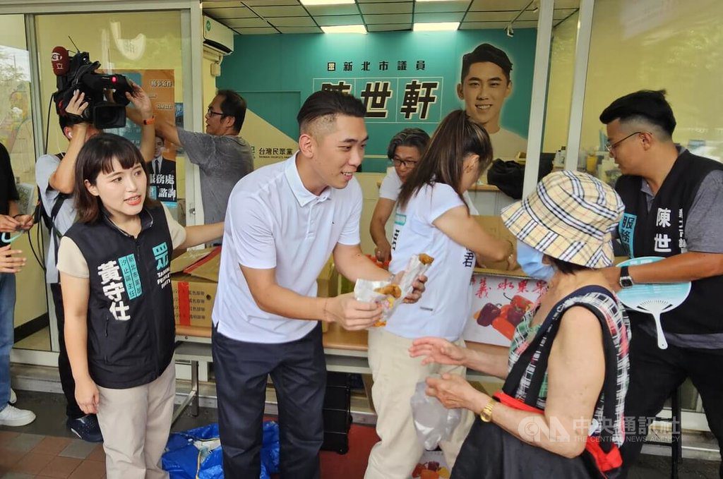 新北議員陳世軒發雞排吸引人潮 籲開國是會議 新北議員陳世軒發雞排吸引人潮 籲開國是會議