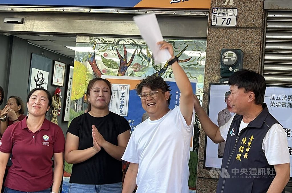 藍催出基本盤加普發現金 罷免黃建賓鄭正鈐失敗 藍催出基本盤加普發現金 罷免黃建賓鄭正鈐失敗