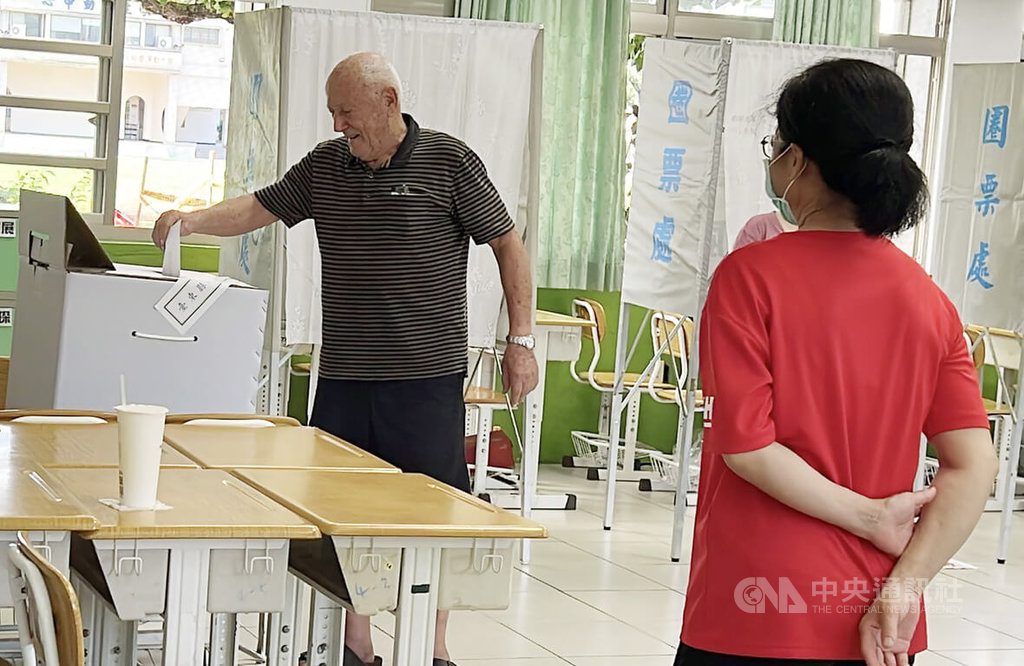 珍惜在台投票機會 89歲修士歐思定台東投票 珍惜在台投票機會 89歲修士歐思定台東投票