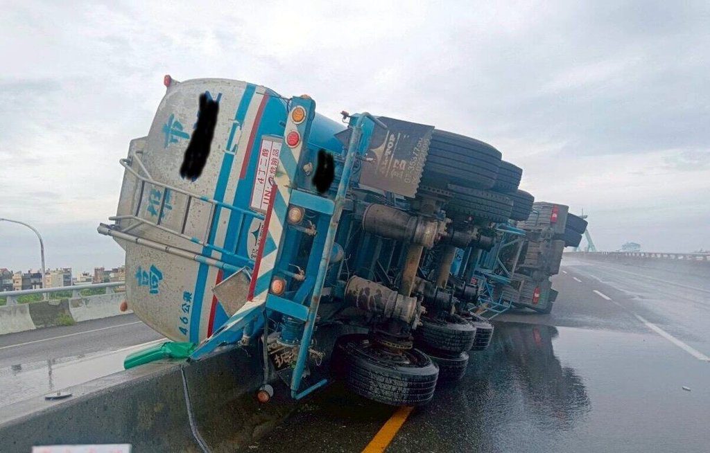 台61線布袋段油罐車側翻1人輕傷 封閉南下路段 台61線布袋段油罐車側翻1人輕傷 封閉南下路段