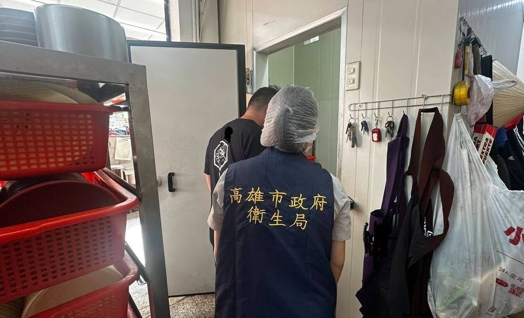 高雄鴨肉店驚見老鼠爬動 衛生局查察屬實將罰 高雄鴨肉店驚見老鼠爬動 衛生局查察屬實將罰